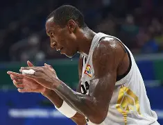 深圳男篮围绕法甲官宣签约皇家马德里再遭质疑，风云突变印第安纳步行者今夜调整名单看傻球迷